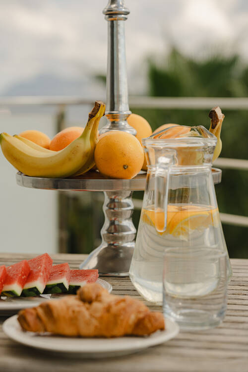 Frühstückstisch auf der Dachterrasse  des Luxus-Ferienhauses