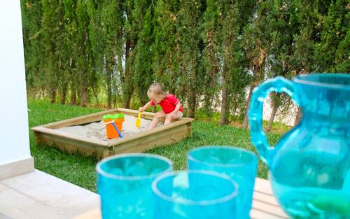 privater Garten für Kinder im Ferienhaus im Norden Mallorcas