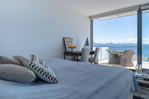 Master Schlafzimmer im Ferienhaus mit Meerblick